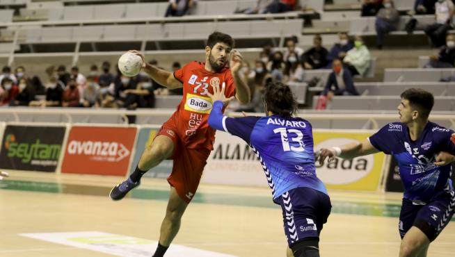 Joao Pinto, del Bada Huesca, realiza un lanzamiento ante el Benidorm.