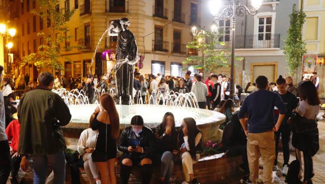 Decenas de jóvenes en reunidos en la plaza del Justicia de Zaragoza