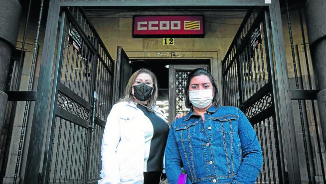 Dolly Valencia y Karen Zelaya, empleadas el hogar, a las puertas de la sede de Comisiones Obreras en Zaragoza.