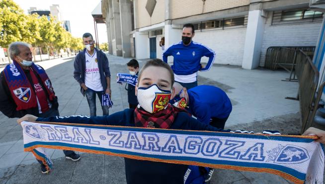 Aficionados del Real Zaragoza y del Huesca, en los aledaños de La Romareda.