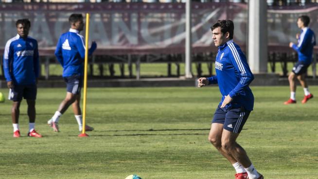 Iván Azón, con la pelota, en el entrenamiento del equipo en la Ciudad Deportiva.