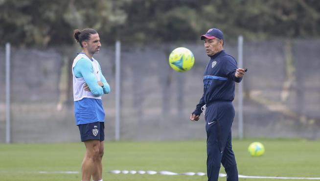 Nacho Ambriz charla con Marc Mateu al final del entrenamiento de este domingo.