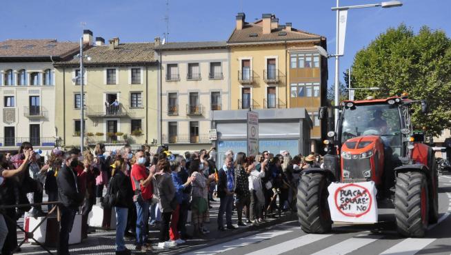 Tractor con un mensaje reivindicativo en la concentración de este domingo en Jaca.