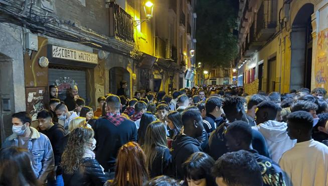 Efectos de los botellones en el centro de Zaragoza durante la segunda noche de las 'no fiestas'.