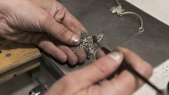 Fabricación artesana de joyas pilaristas, en Zaragoza.