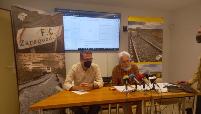 El portavoz de la Plataforma en Defensa del Ferrocarril, Francisco Gómez, a la izquierda, y el portavoz de Teruel Existe, Manuel Gimeno.