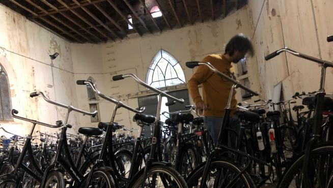 Decenas de bicis holandesas, almacenadas en la antigua iglesia del Psiquiátrico del Parque Delicias.