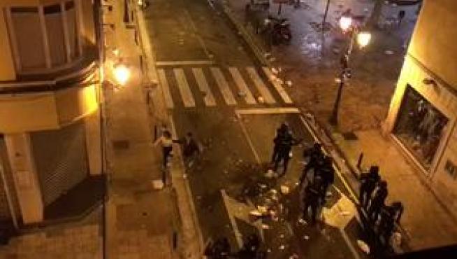 Un grupo de radicales se enfrentó a los agentes en la plaza del Justicia y la noche terminó con más de una docena de detenidos.