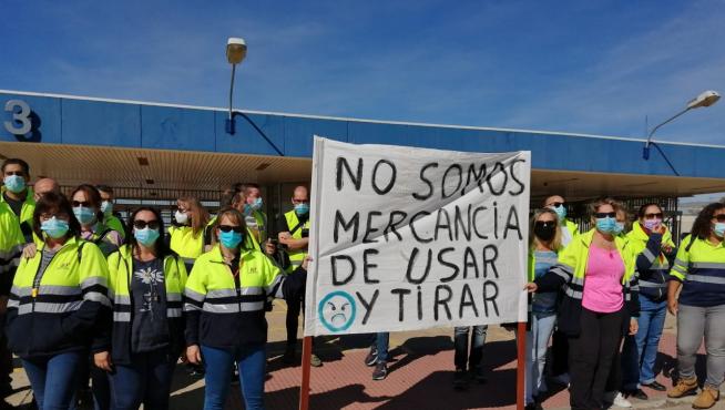 Los trabajadores de IDL logran reunirse esta tarde por primera vez con la  dirección de la empresa