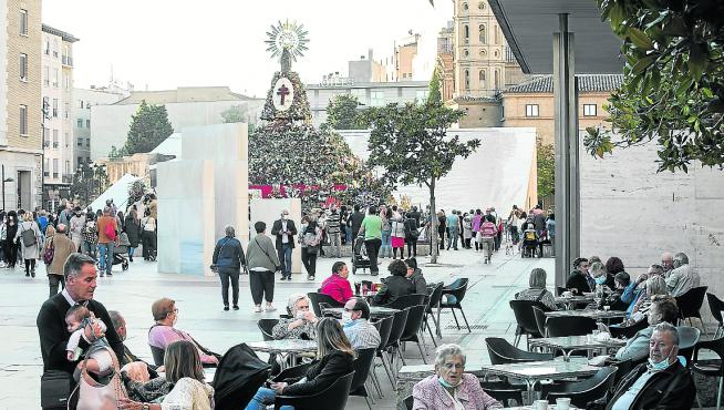 Terrazas de bar llenas y buen ambiente, ayer, en la plaza del Pilar.