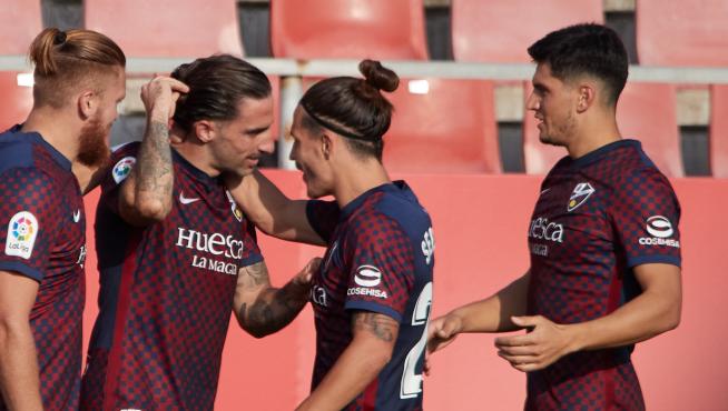 Mateu y Seoane celebran el primer gol de la SD Huesca ante el Girona.