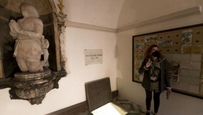 Placa con la tumba de Félix de Azara en la cripta de los Lastanosa de la catedral de Huesca. Por unas escaleras se baja al nivel inferior, donde aparecieron sus huesos.