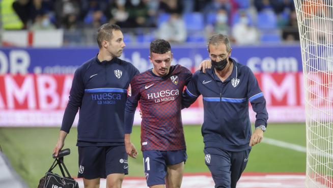 Joaquín se retira del partido contra el Málaga lesionado.