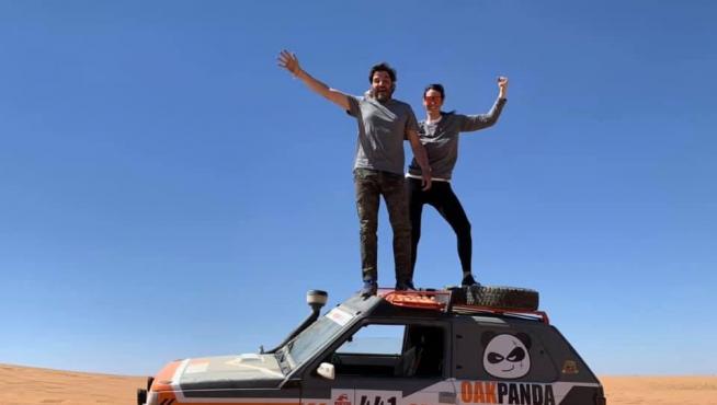 Juan Morera y Lidia Ruba, sobre el FIAT Panda 4x4 con el que competirán en el Dakar.