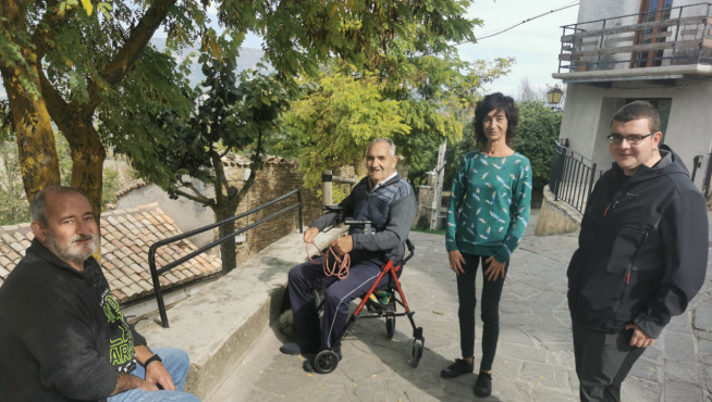 Miguel, el filósofo municipal, hablando con vecinos de Artieda en la calle