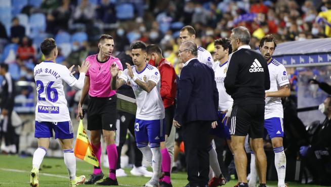 Jim da indicaciones a sus jugadores durante el partido.