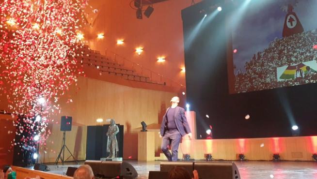 Momento final de la gala, con Jorge Blass y la lluvia de pétalos.