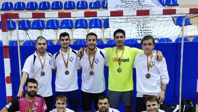 Los integrantes del Albelda Futsal, con las medallas y el trofeo.