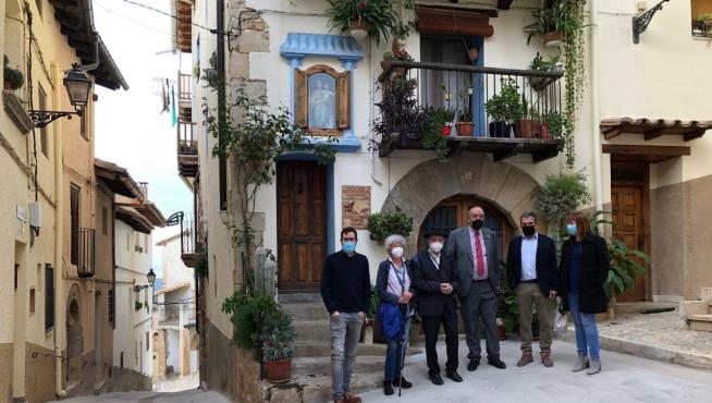 Participantes en la presentación del libro de Desideri Lombarte, delante de la casa de Peñarroya en la vivió el poeta.