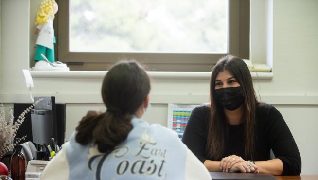 La psicóloga Lidia Torrecilla atiende a un paciente en su despacho de la Asociación Aragonesa Pro-Salud Mental.