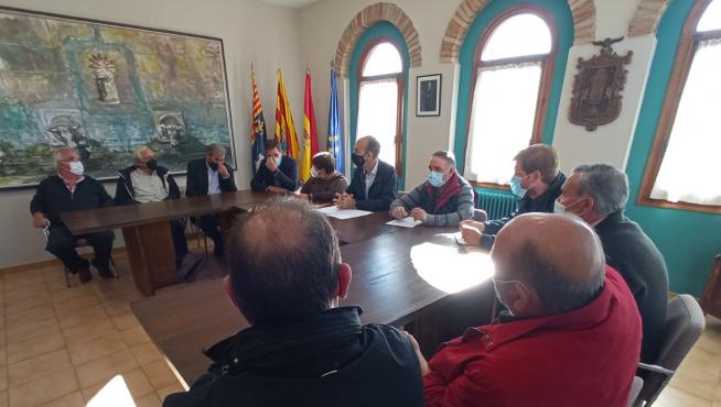 Reunión de los alcaldes y presidentes comarcales por la línea de muy alta tensión.