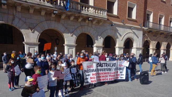 Vecinos de Castralvo protestan en la plaza de San Juan de Teruel.