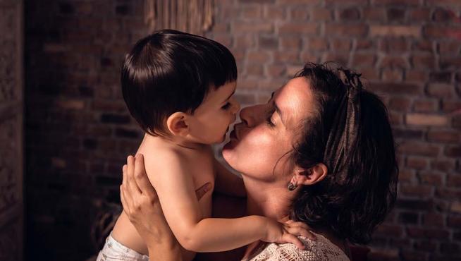 Una imagen de Anabel Hernández y su segundo hijo, Xoel, que nació en junio de 2020.