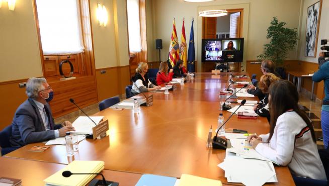 Consejo de Gobierno para aprobar el techo de gasto con Javier Lambán y Mayte Pérez desde sus casas