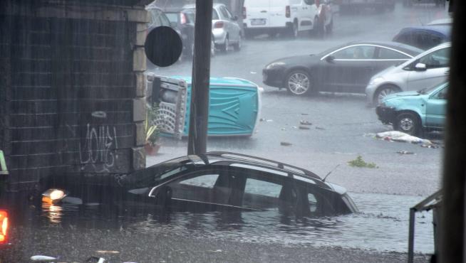 Un coche sumergido por las lluvias torrenciales en la provincia de Catania en Sicilia (Italia) ITALY WEATHER FLOODING