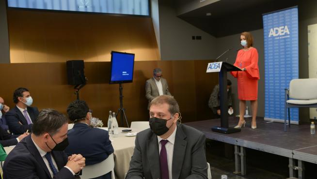 Juan Manuel Serrano, en el centro, con Juan Ciércoles, presidente de CEOE-Teruel; y la alcaldesa, Emma Buj, al fondo, durante el Foro ADEA.