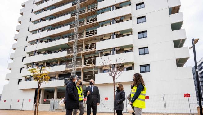 El alcalde Jorge Azcón visitando las obras de las viviendas ubicadas en el edificio Flumen del barrio de la Jota de Zaragoza.