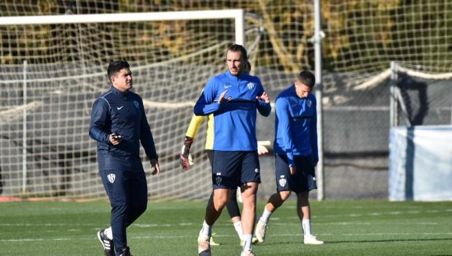 Ignasi Miquel conversa con Xisco Muñoz durante el entrenamiento de este miércoles de la SD Huesca.