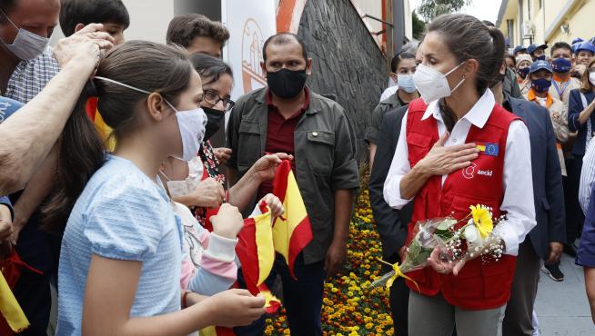 La reina elogia la labor y dedicación de cooperantes españoles en Paraguay