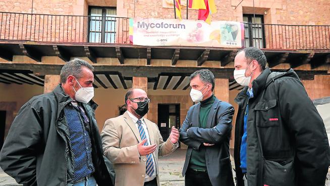 El presidente de la Comunidad de Albarracín, Benito Lacasa; el vicepresidente de la DPT, Alberto Izquierdo; el técnico del CITA Fernando Martín; y el secretario del  EMI, Joaquín Latorre.