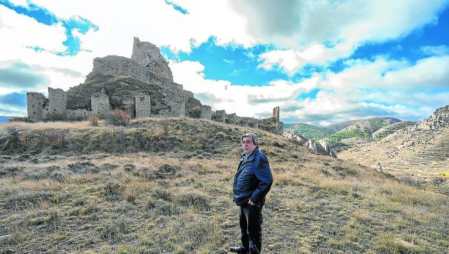 Sergio Uche, alcalde de Aliaga, junto al castillo, que domina la localidad y será restaurado.