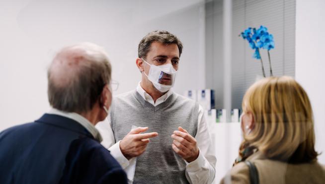 El investigador José María Lagarón (IATA-CSIC), con una de las mascarillas sanitarias inclusivas.