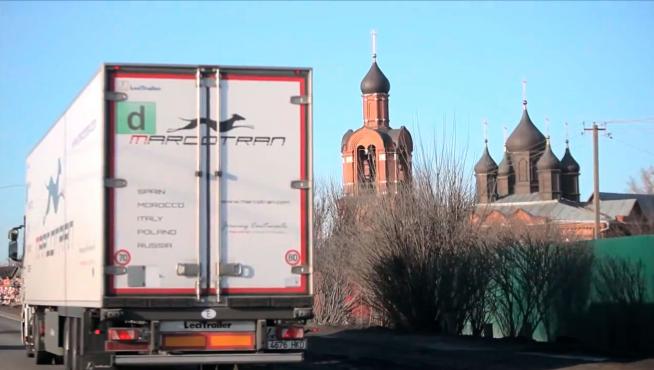 Un camión de Marcotran pasa por una localidad rusa.
