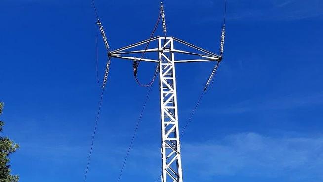 Una de las torres de la línea de media tensión en la cual se ha actuado, en el entorno de Fosado Alto.