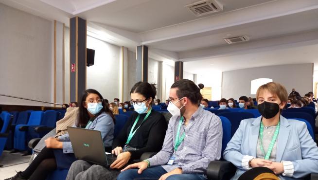 Yoana Serrano, Ana Monfor, Eduardo Ruiz y Blanca Urmeneta han abierto las sesiones del Encuentro de Jóvenes Investigadores en Cáncer.