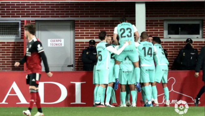 Momento del partido entre Mirandés y SD Huesca
