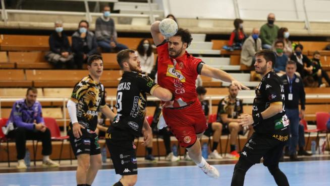 Montoya, pivote del Bada Huesca, realiza un lanzamiento ante el Ademar León.