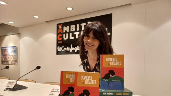 La periodista Marta Fernández en el Ámbito Cultural de El Corte Inglés, en la presentación de 'No te enamores de cobardes'.