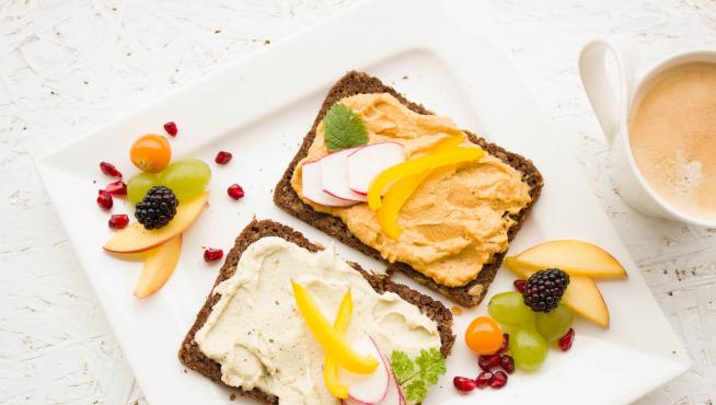 Tostadas con hummus.