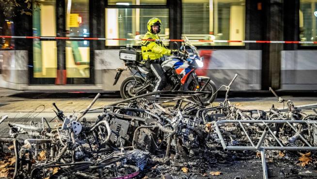 Fuertes disturbios en Rotterdam en una protesta contra las restricciones
