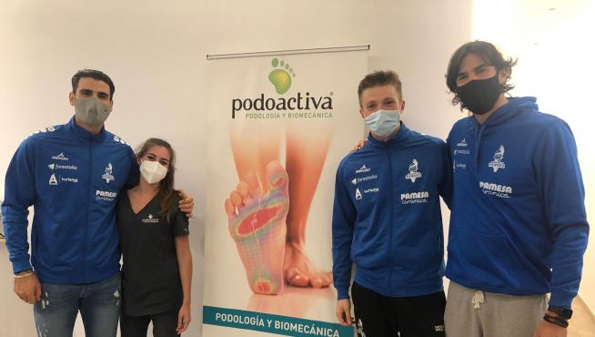 Varios jugadores del CV Teruel, en la clínica de Podoactiva.