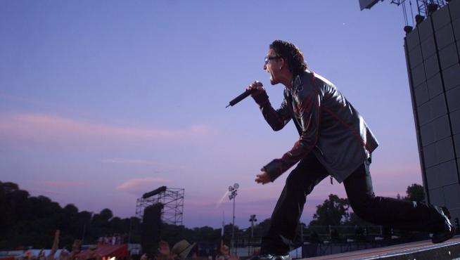 Bono, durante un concierto de U2 en Dublín, en 2002