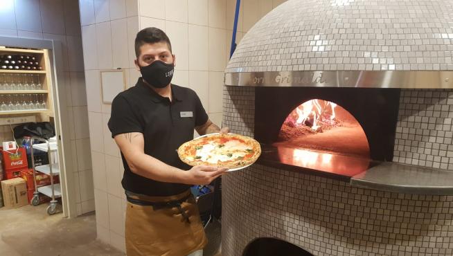 Andrea, pizzaiolo palermitano de Leone Tradizionale.