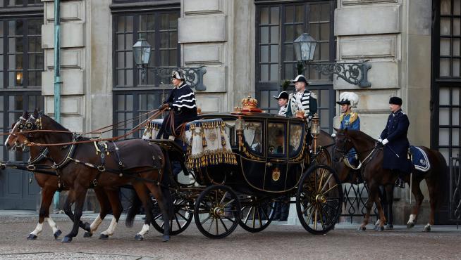 Los reyes llegan en carroza al Palacio Real en su bienvenida a Suecia