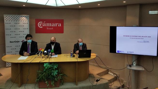 Presentación del informe económico de Teruel en 2020 en la Cámara de Comercio con Carlos Llanos, Antonio Santa Isabel y Marcos Sanso -de izquierda a derecha-.