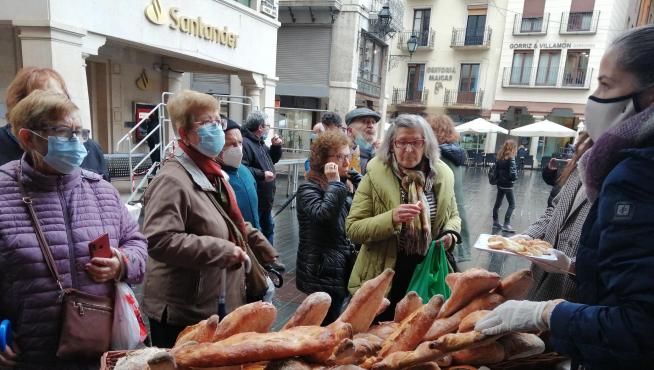 Decenas de personas degustaron en la plaza del Torico pan elaborado con trigos locales.